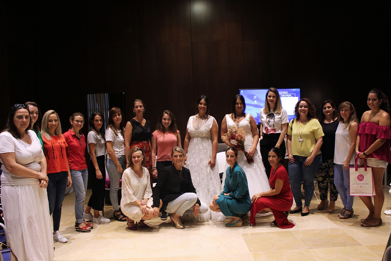 Foto de familia de las futuras novias y las representantes de las empresas que participaron en el evento.