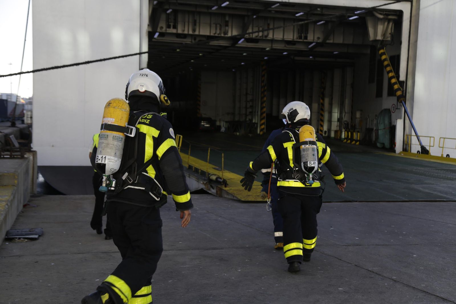 Imágenes del simulacro de incendio en un buque atracado en el puerto de ...
