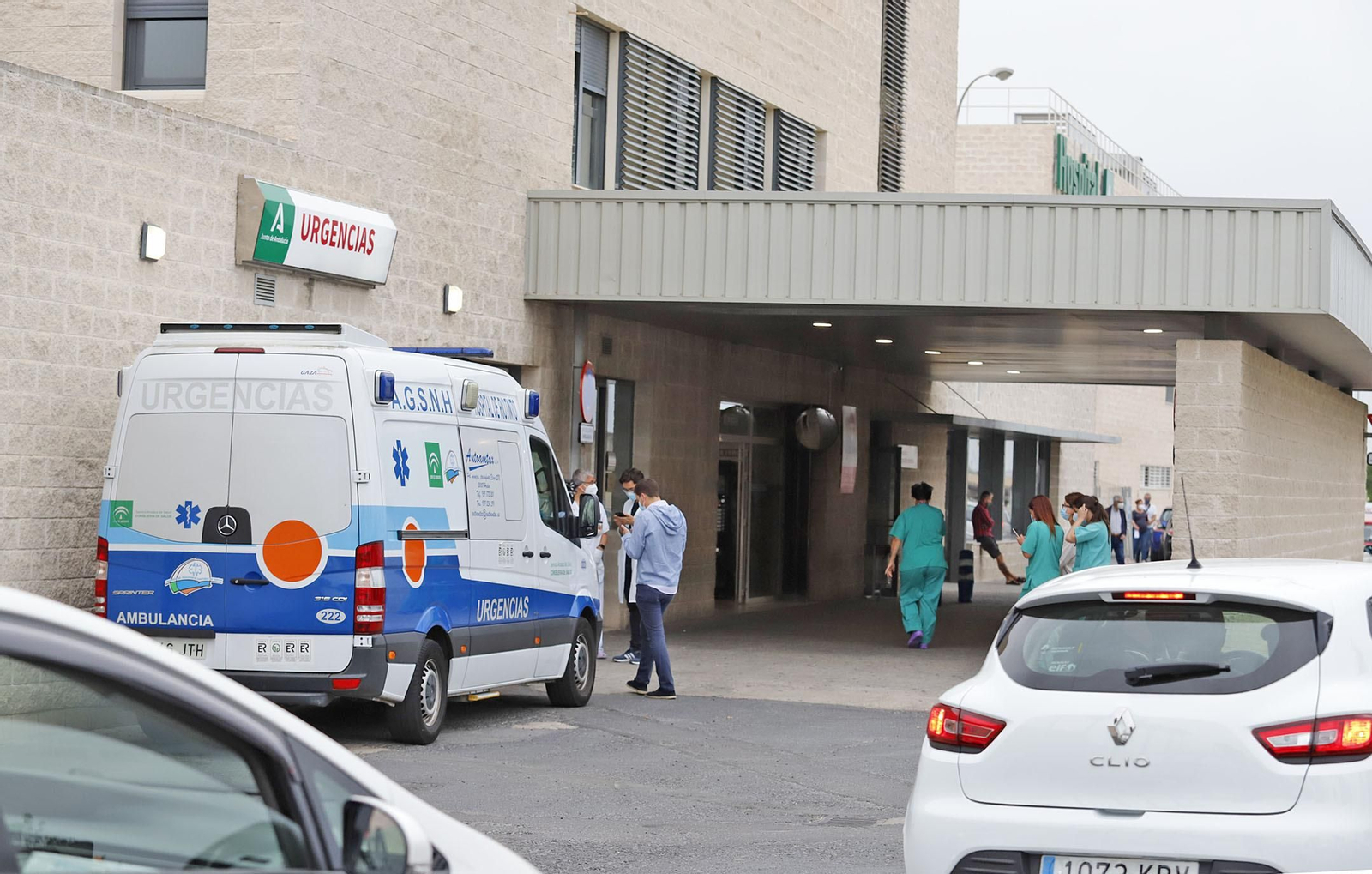 Sanitarios en las inmediaciones del hospital Juan Ramón Jiménez.