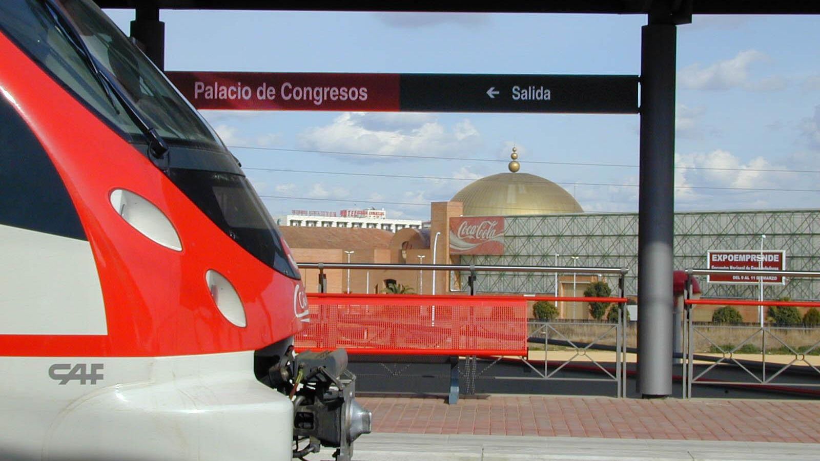 El Cercanías en el apeadero de Palacio de Congresos.