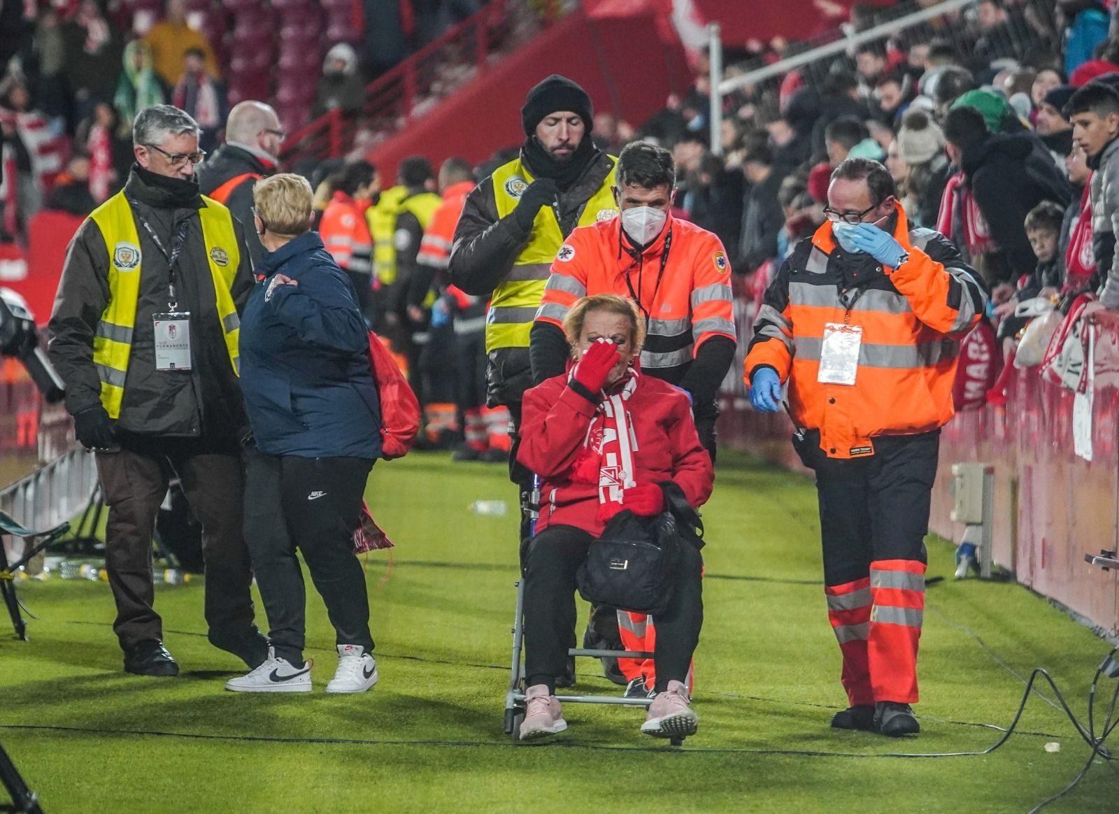 Una de las aficionadas heridas tras la caída de la valla.