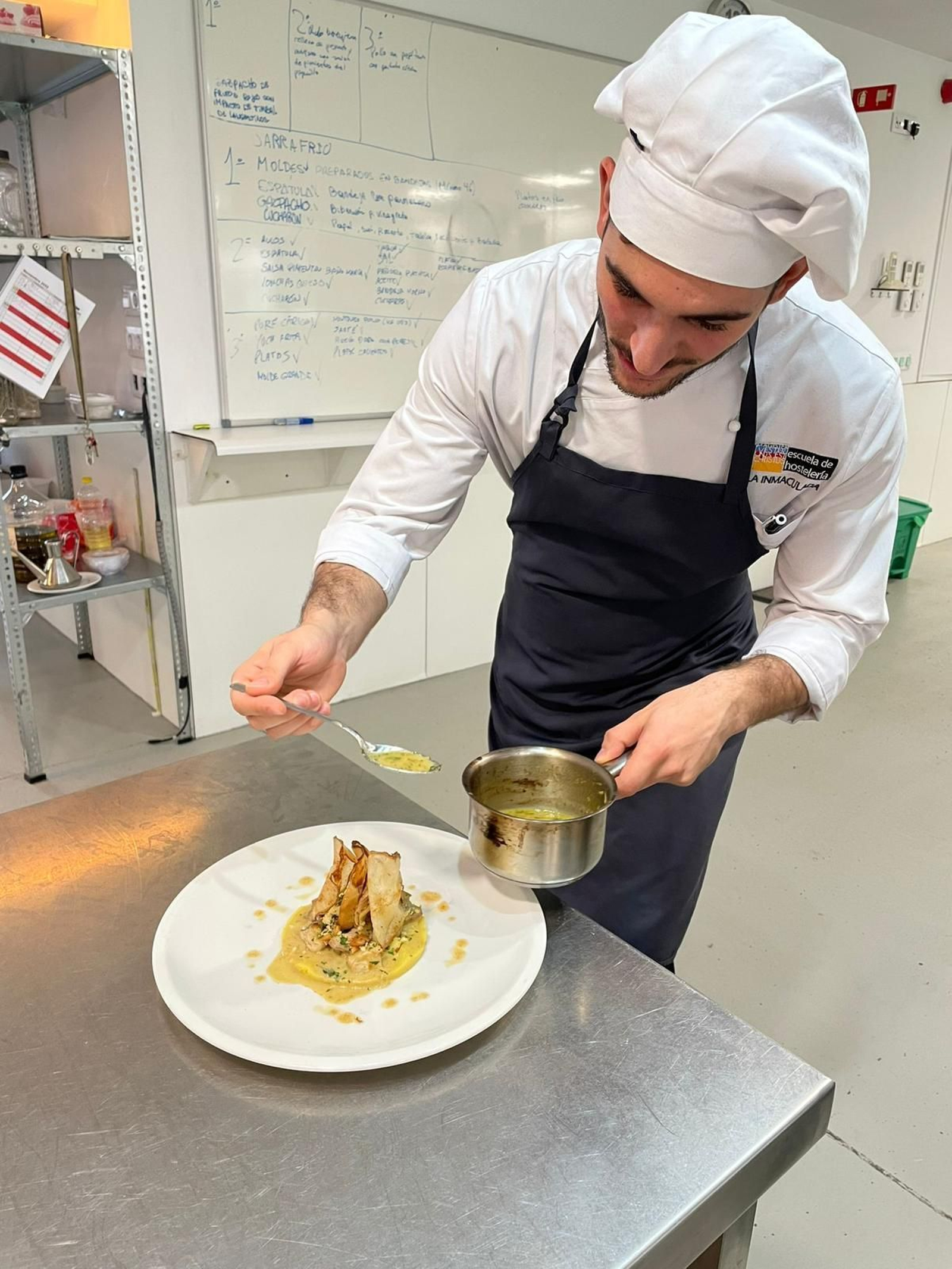 Alejandro Hermoso termina un plato en las cocinas del CFP La Inmaculada