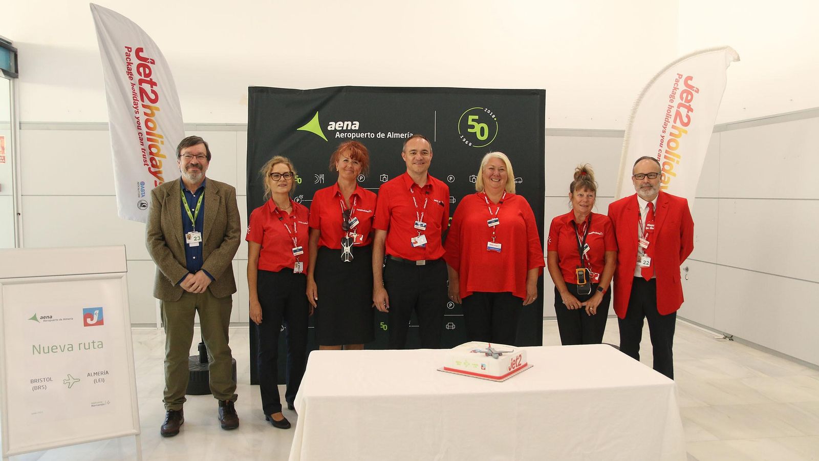 Trabajadores de la compañía en la inauguración de la ruta a Bristol