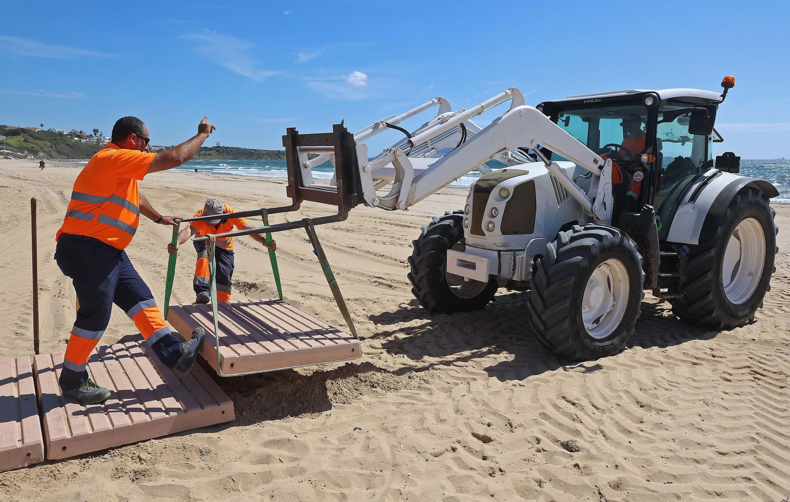 Imágenes de los preparativos para  la temporada de playas en Getares