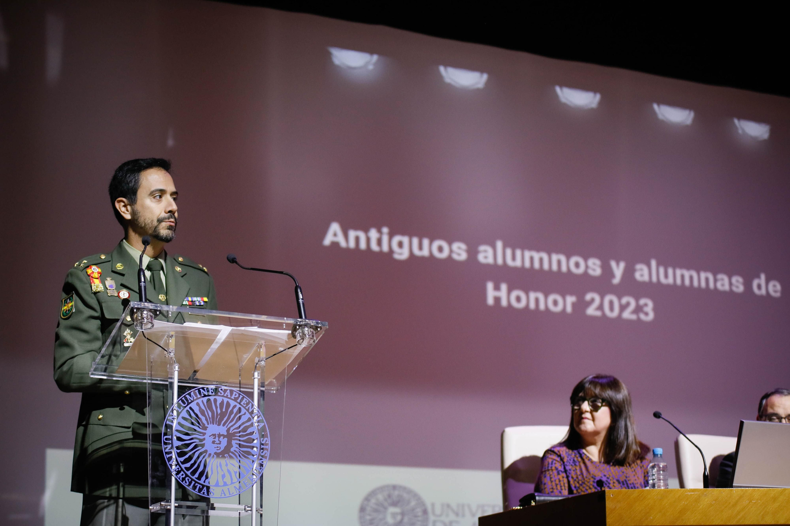 Imágenes del acto de reconocimiento a antiguos alumnos y amigos de honor en la UAL