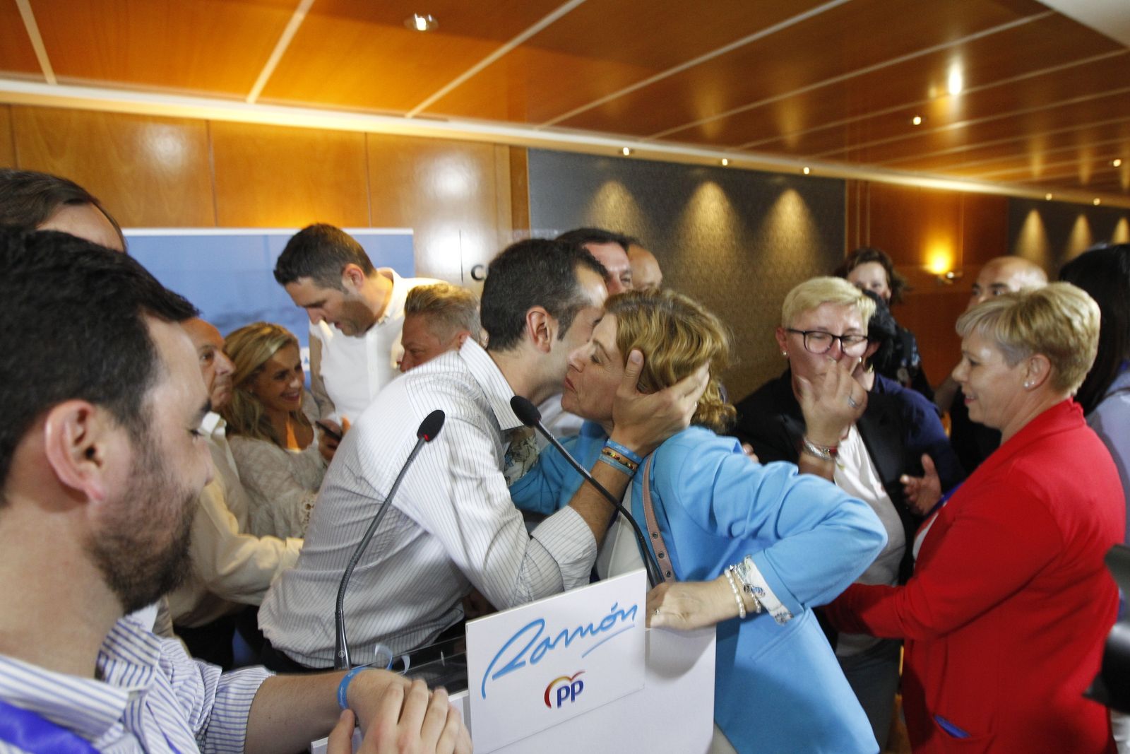 Ramón Fernández-Pacheco y Paola Laynez, nueva concejala del PP, se fecilitan por los resultados conseguidos en la capital