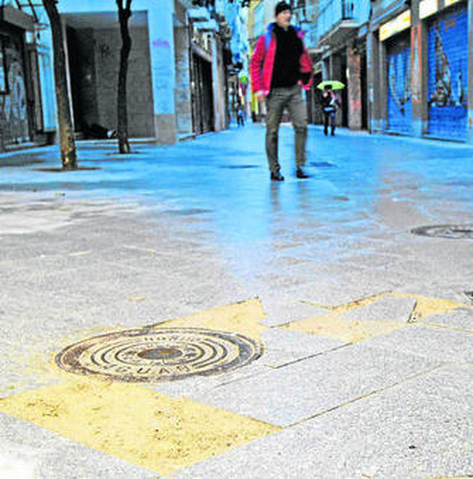 Losetas rotas y levantadas en el nuevo pavimento de San Eloy.