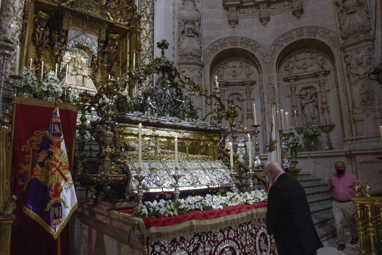 Apertura de la urna del Rey San Fernando en la Catedral de Sevilla.