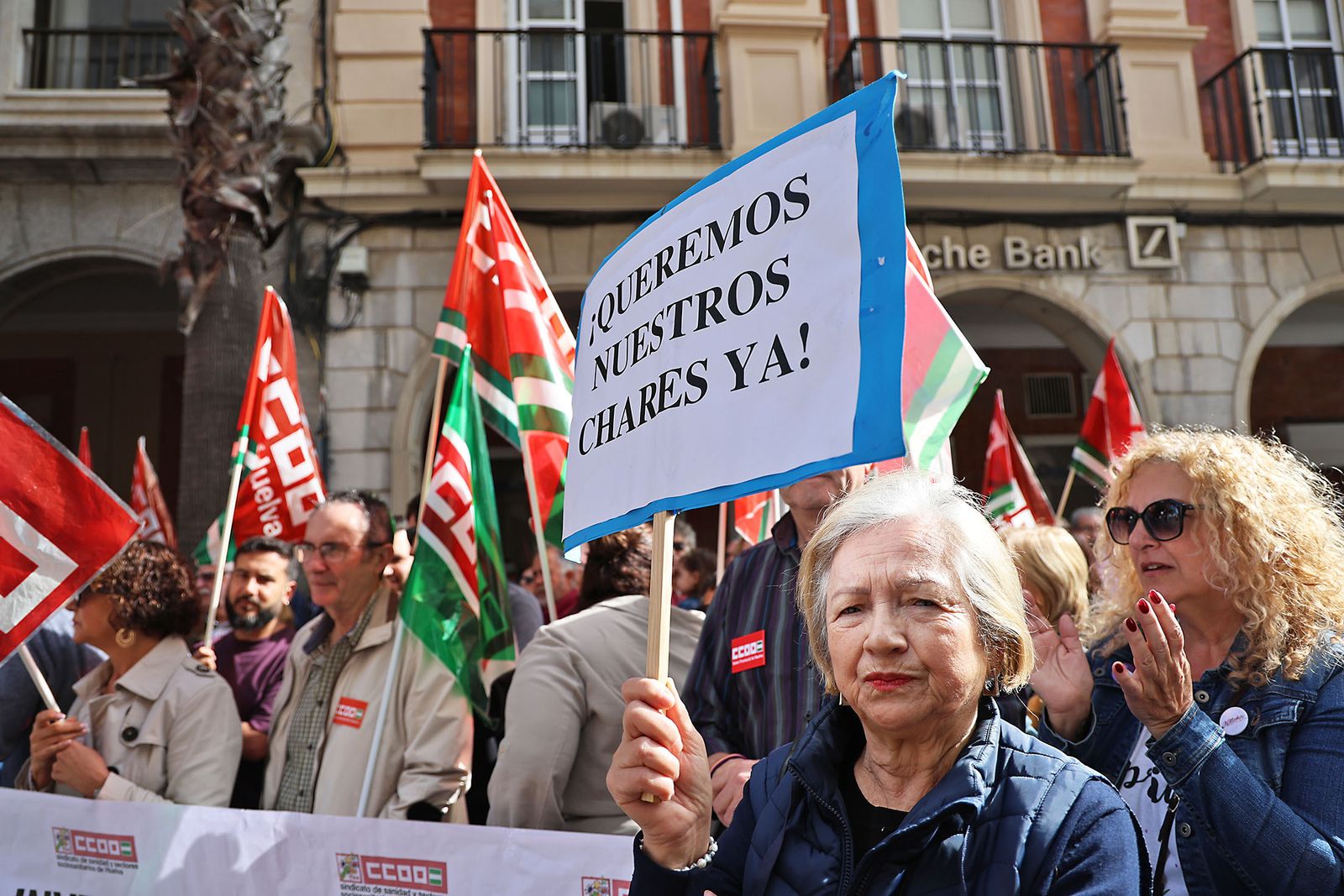 Imágenes de la concentración de la Marea Blanca de Huelva por la sanidad pública