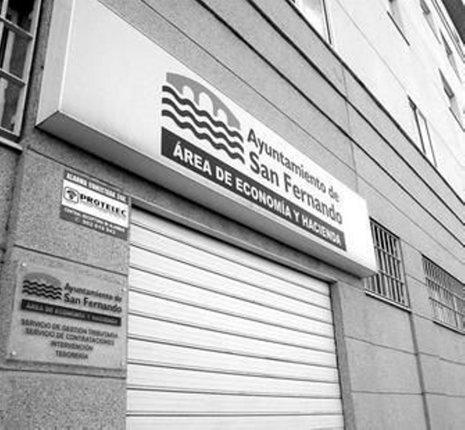 Acceso a las dependencias de Economía y Hacienda del Ayuntamiento de San Fernando, ayer por la tarde.