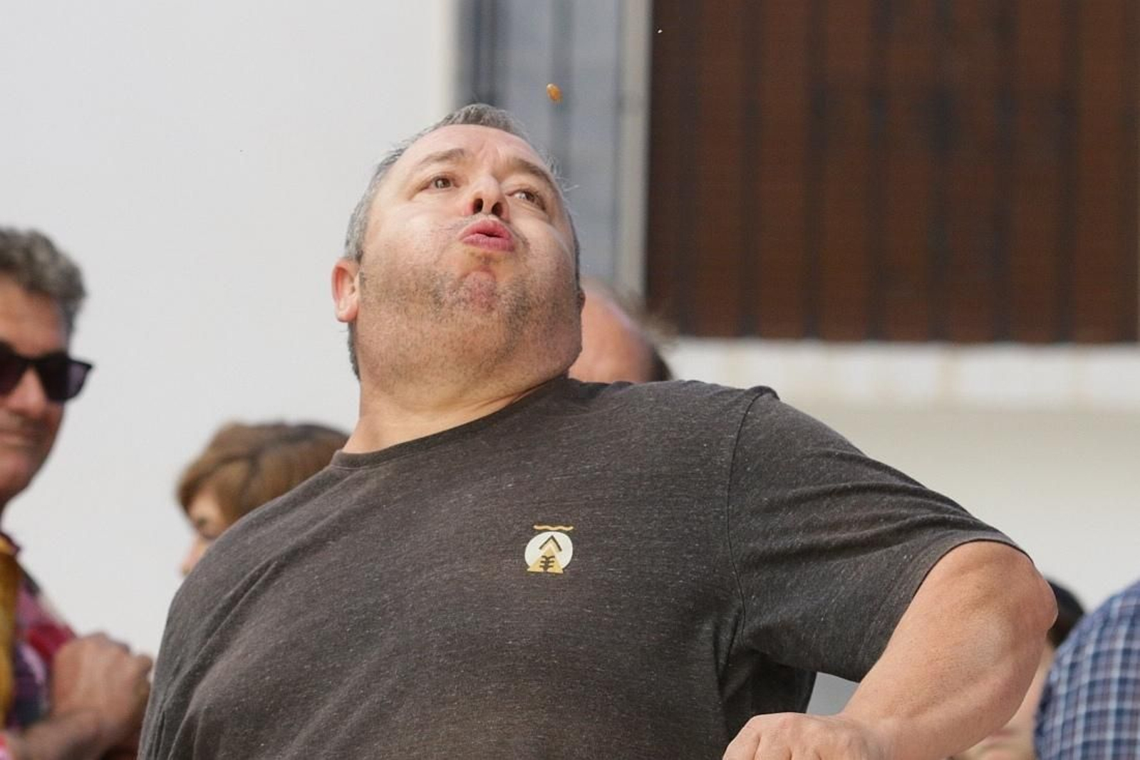 Las imágenes del concurso de lanzamiento de hueso de aceituna de Canjáyar