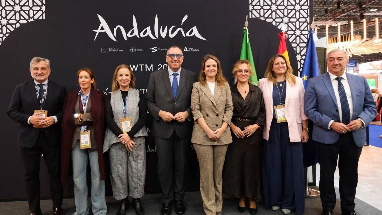 Delegación andaluza en la World Travel Market de Londres tras la presentación de la oferta de Vueling para el verano de 2026.