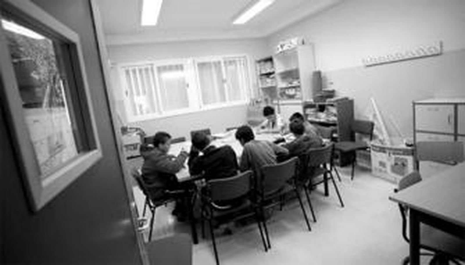 Varios niños en una de las salas del colegio Pintor Félix Revello de Toro, en Teatinos.