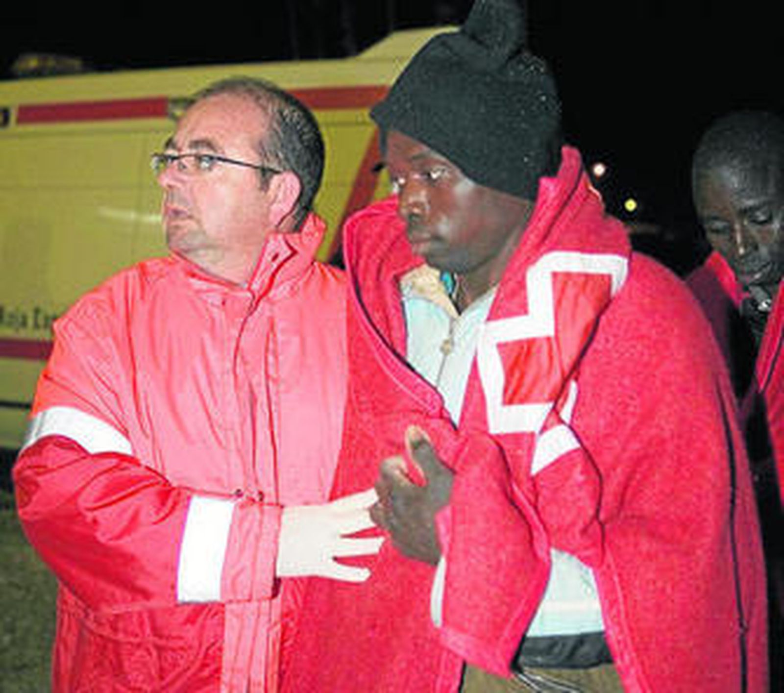 Inmigrantes son atendidos por los servicios sanitarios de la Cruz Roja.