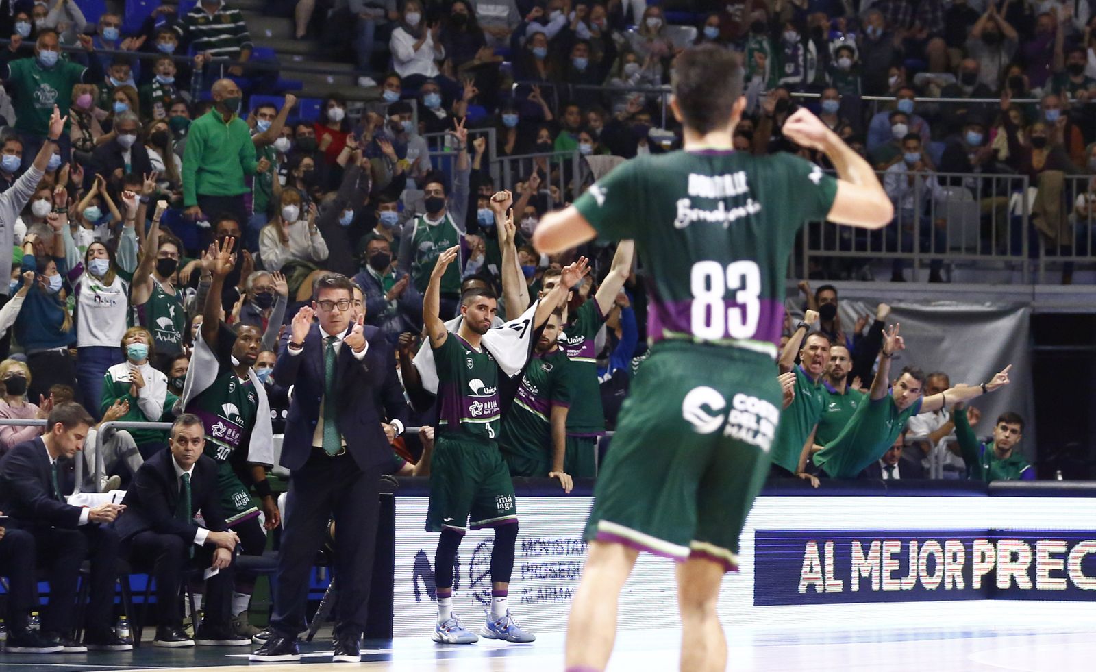 El Unicaja celebra un triple de Bouteille.