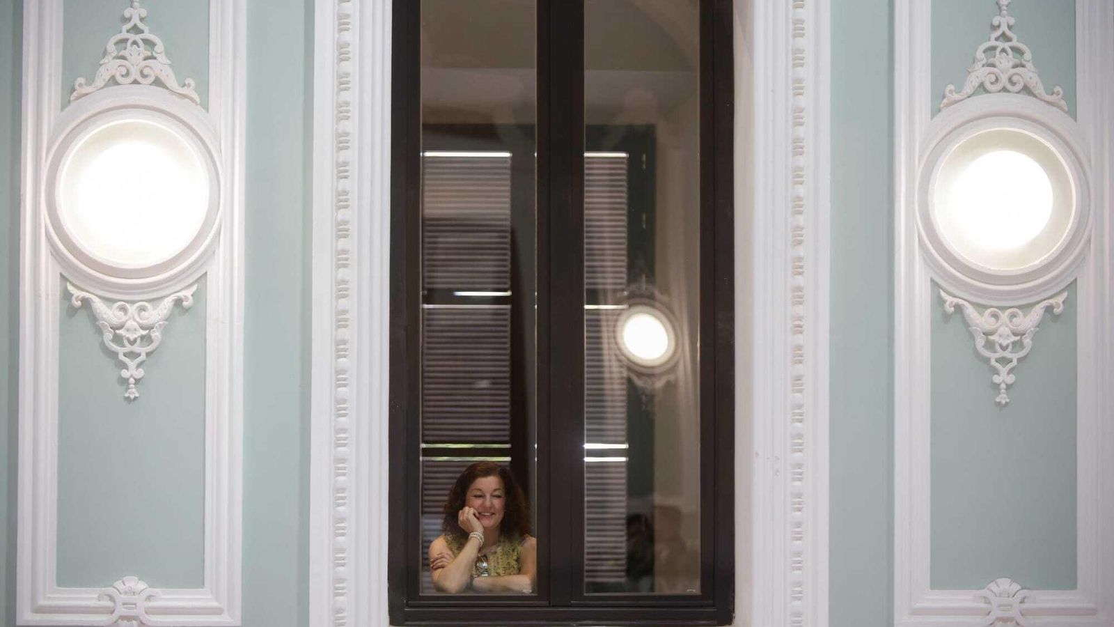 Una funcionaria de San Fernando observa desde las oficinas los momentos previos del pleno de constitución de la Corporación.