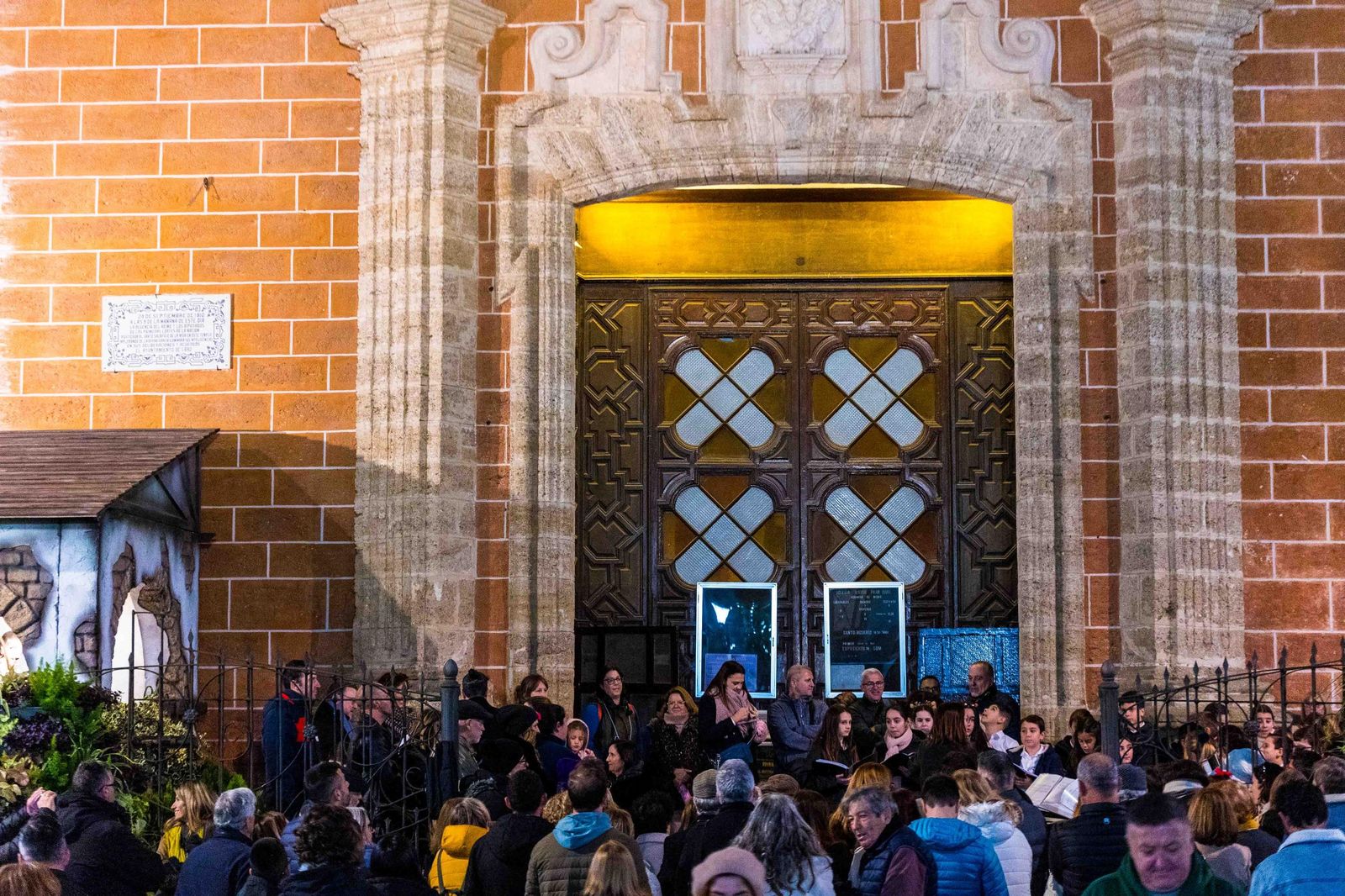 Bendecido el belén 'clásico' de San Fernando en el cancel de la Iglesia Mayor