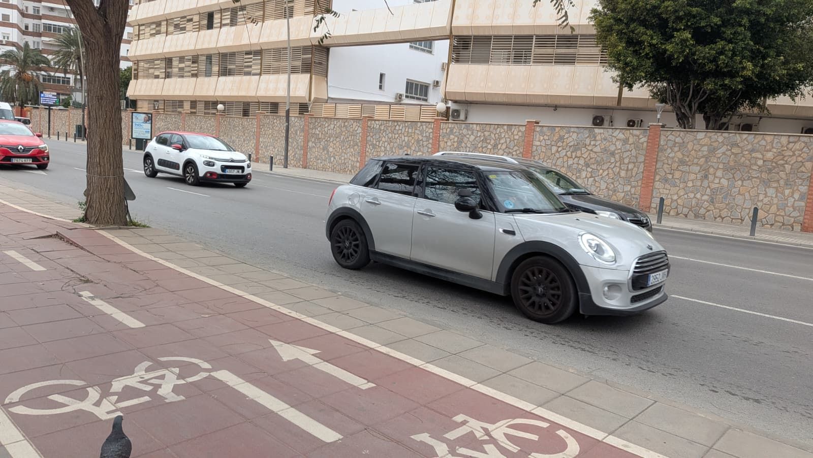 Varios automóviles circulan por la Carretera de Ronda de Almería capital.