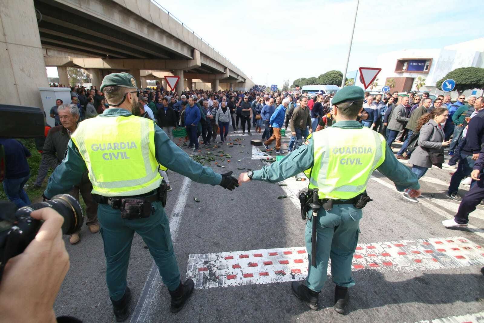 Cortes en la A-7 en El Ejido por parte de los agricultores en sus protestas por la falta de medidas.