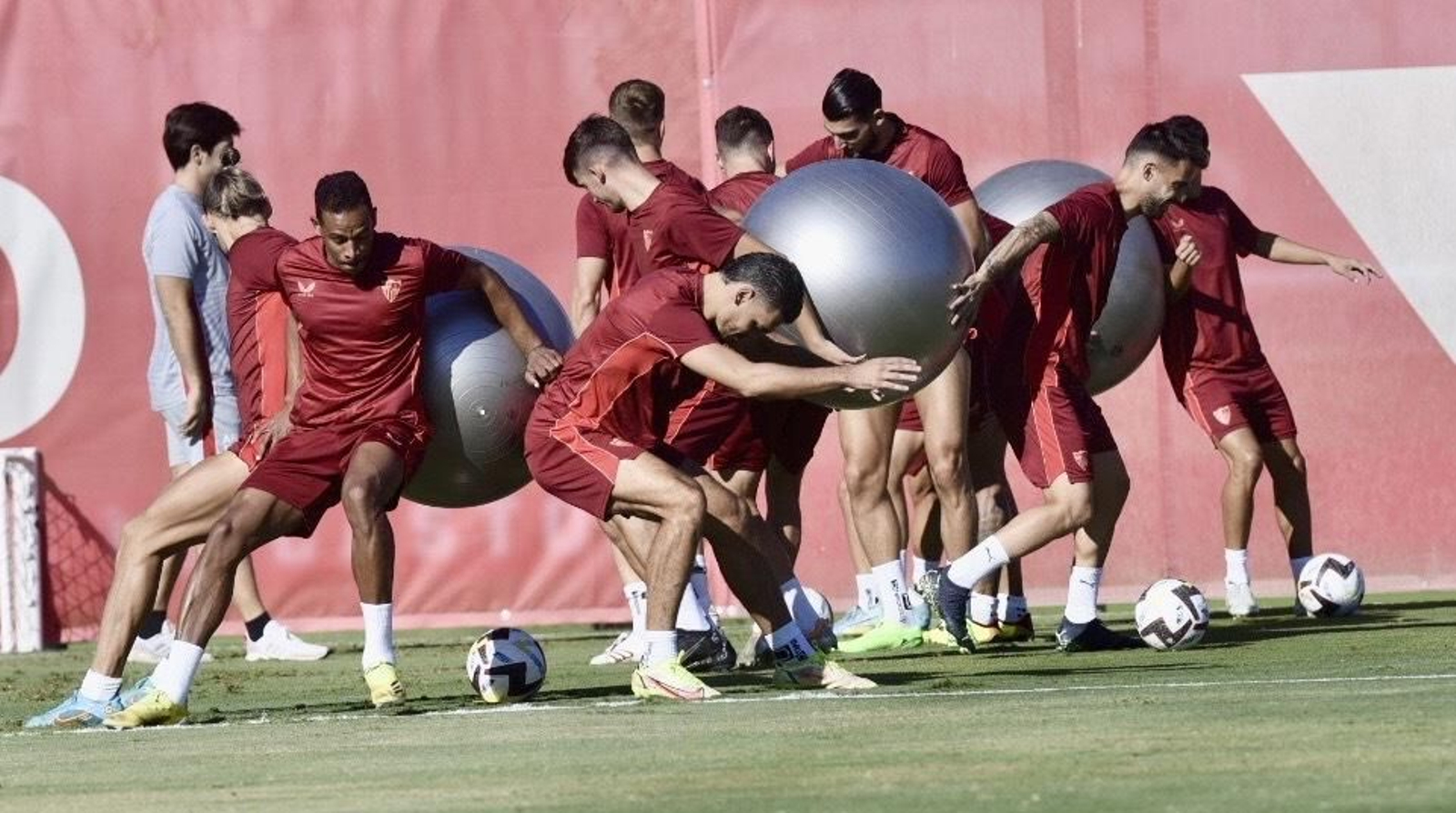 Fernando, junto a Kike Salas y Rekik, durante el entrenamiento de este martes.