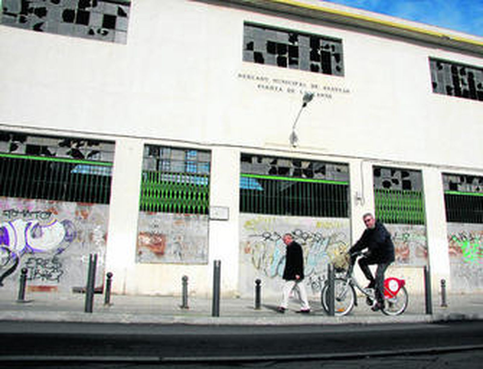 Fachada del edificio del antiguo Mercado de la Puerta de la Carne, junto al Puente de San Bernardo.