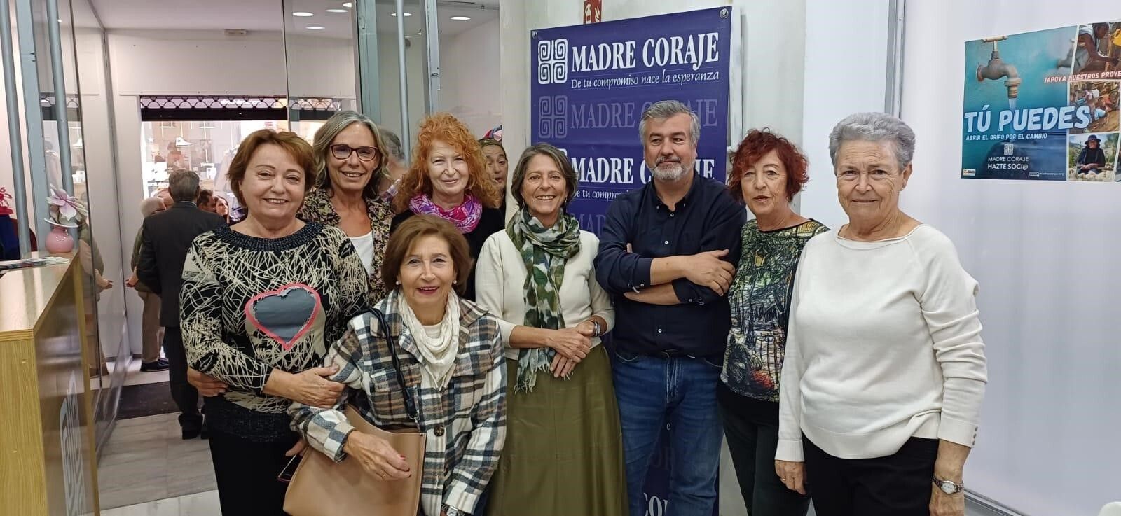 Carmen Bernal, Marisa y Javier Bascuñana, Pilar Oliva, Eli González, María Luisa Domínguez, Marian Artal y Lola Salido durante la inauguración de la nueva tienda en la calle Rosario.