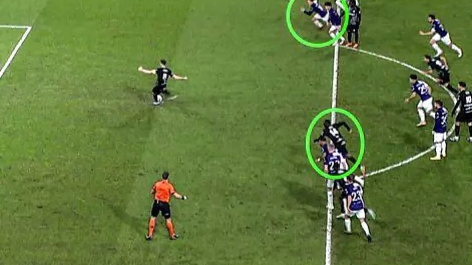 El momento de la polémica en el Anderlecht-Genk del pasado 23 de diciembre.