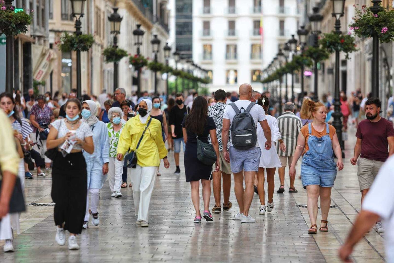 Personas por el centro de Málaga.