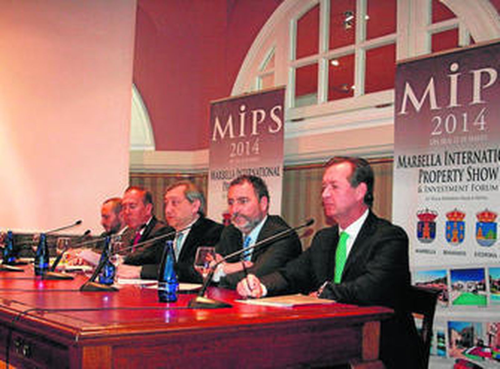 Participantes en una de las mesas redondas celebradas ayer en el hotel Villa Padierna.