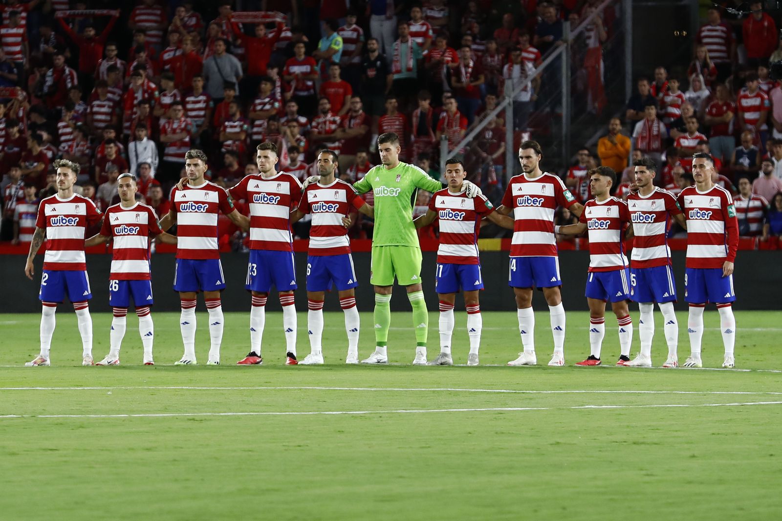 Jugadores del Granada, antes del partido ante el Girona