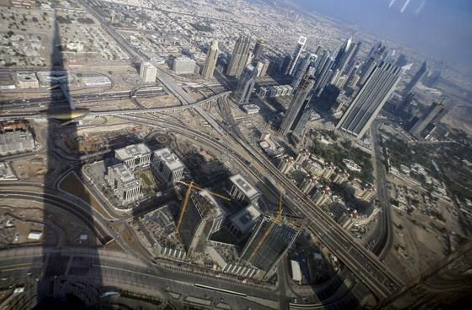 Sombra producida por la torre Burj Dubai vista desde la planta 124. / Efe