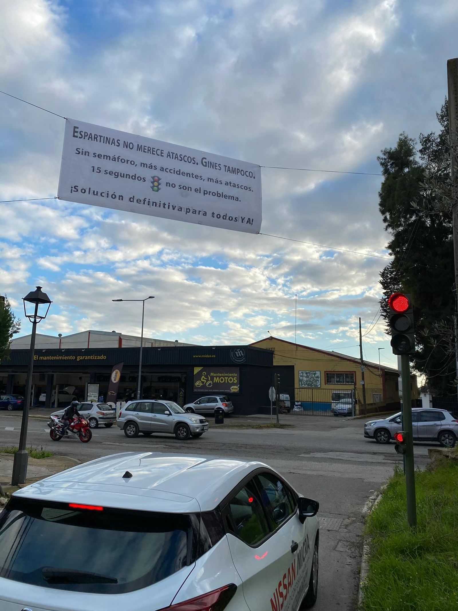 Una pancarta que ha colocado el Ayuntamiento de Gines para exigir una solución global.