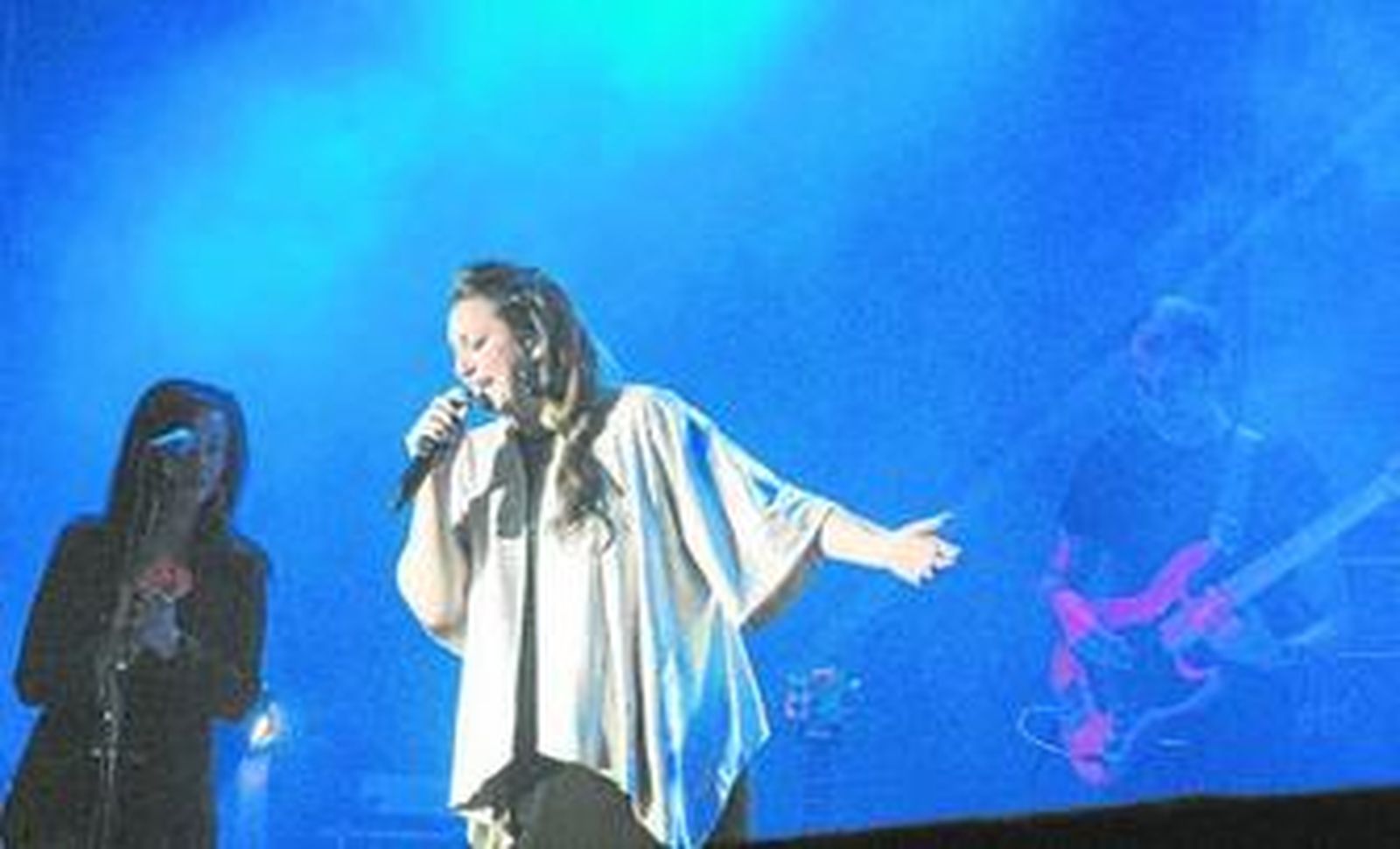 Niña Pastori canta uno de sus temas en el concierto del pasado viernes en Bahía Sur.