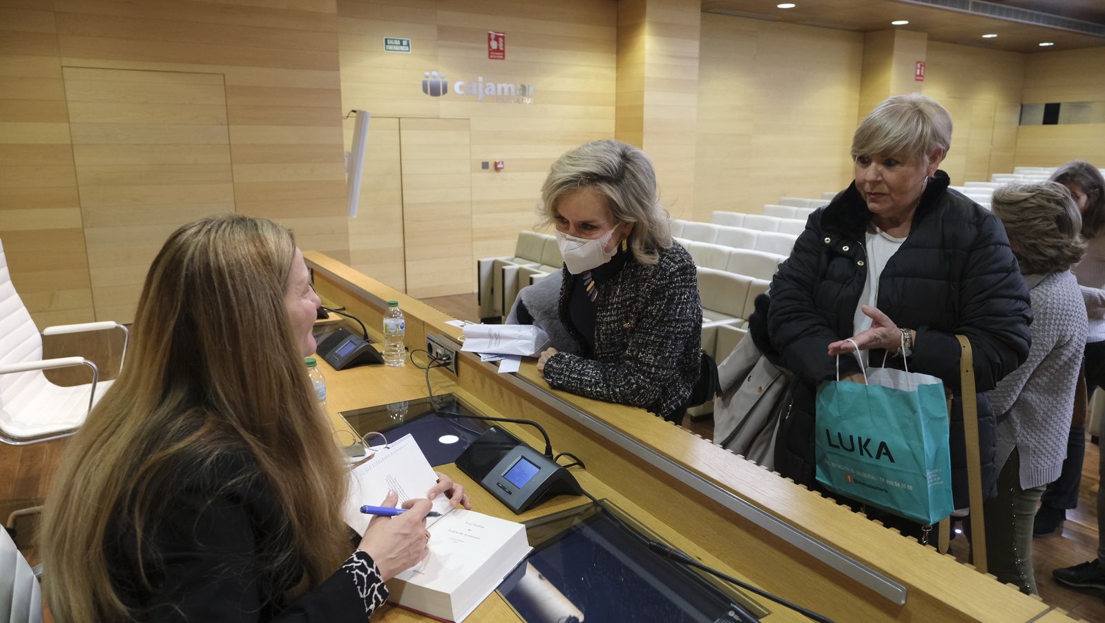 Imágenes del Diario de los Libros con la escritora ganadora del Premio Planeta 2022, Luz Gabás
