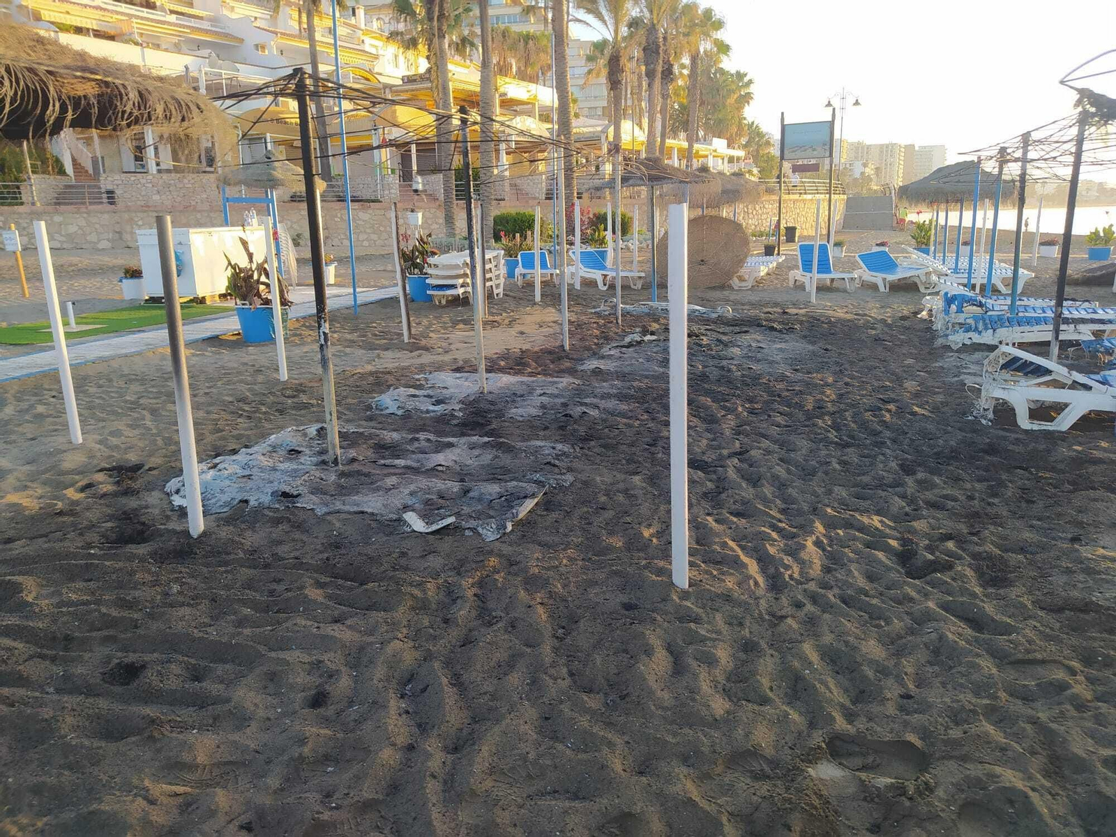 Así ha quedado la parcela de hamacas incendiada.