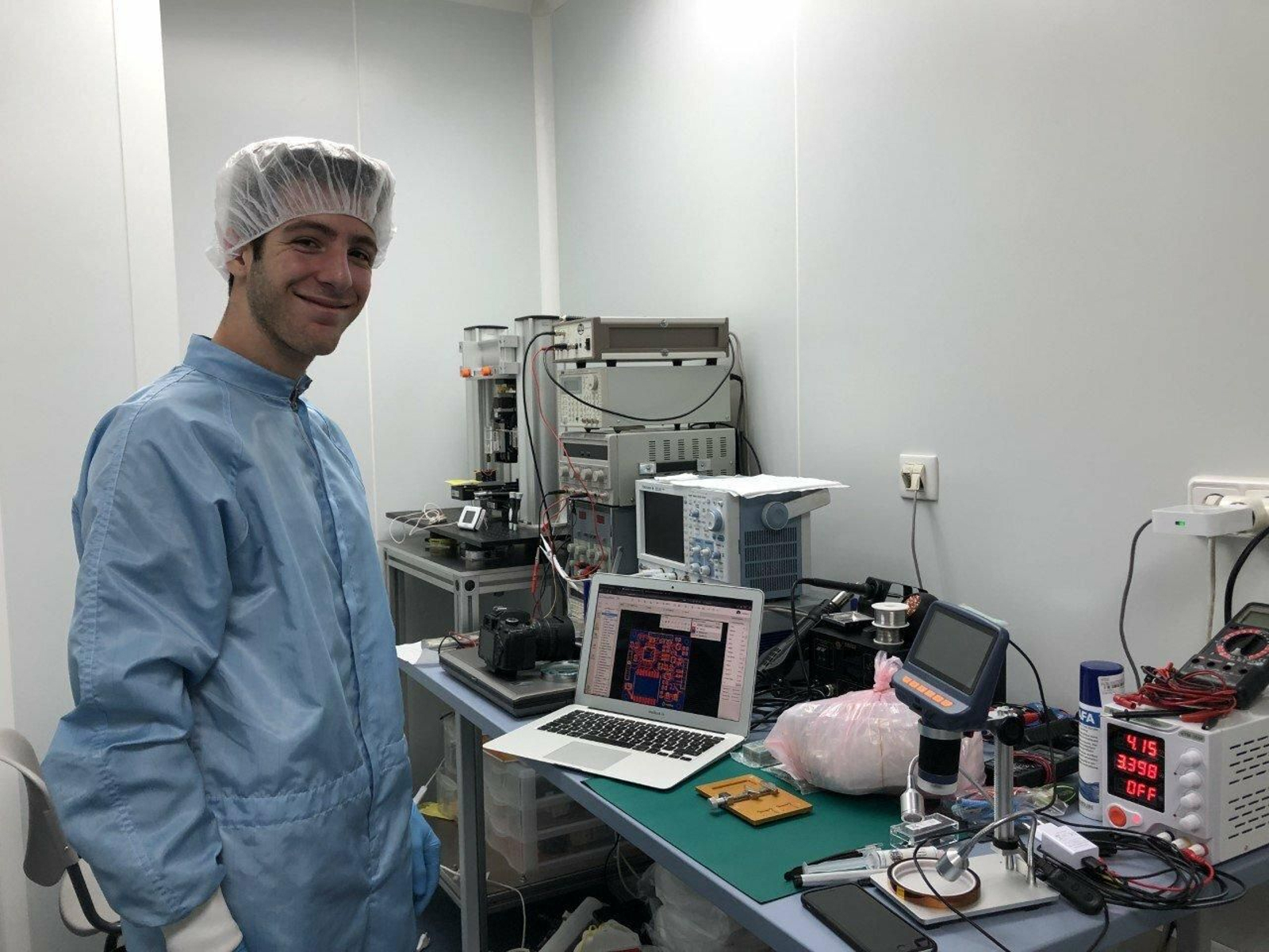 El linense Julián Fernández, durante la creación del pequeño satélite.