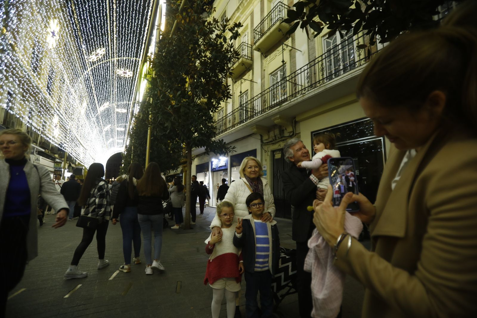 El encendido del espectáculo navideño de la calle Cruz Conde de Córdoba, en imágenes