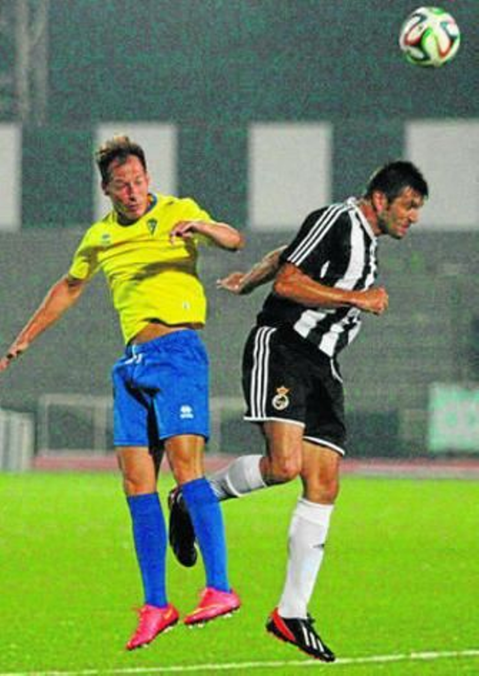 Migue García (i), junto al ex cadista Alberto Merino, durante el duelo ante la Balona del pasado mes de agosto.
