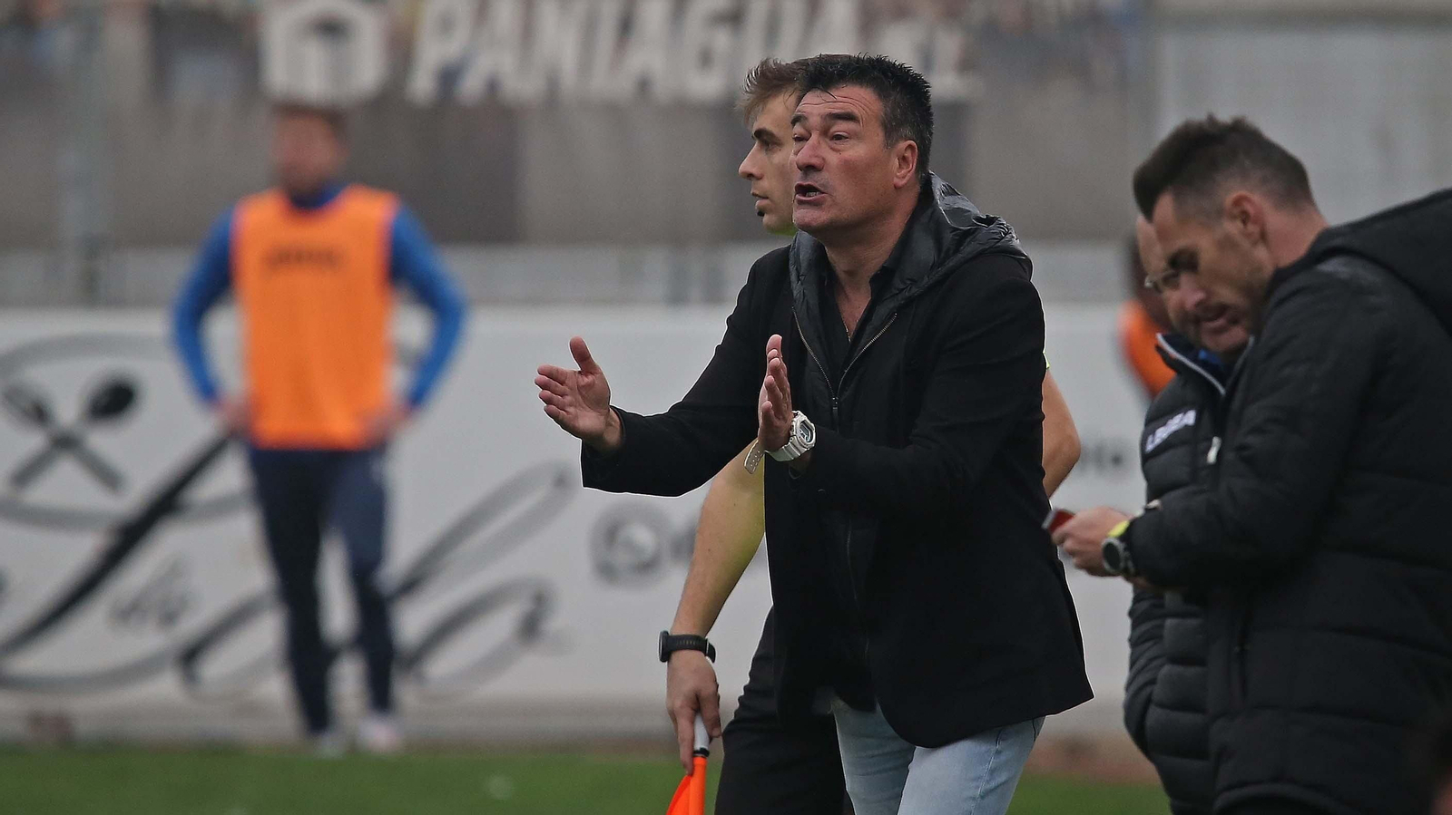 Rafa Escobar da instrucciones durante el Balona-Fuenlabrada