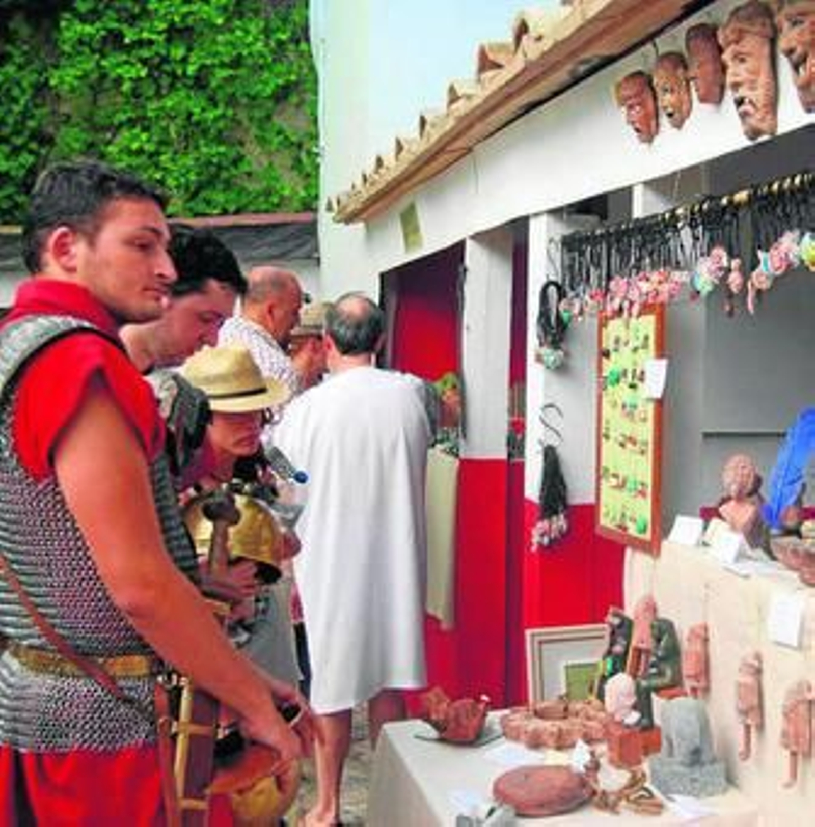 Uno de los puestos de artesanía que jalonan el cardo máximo.