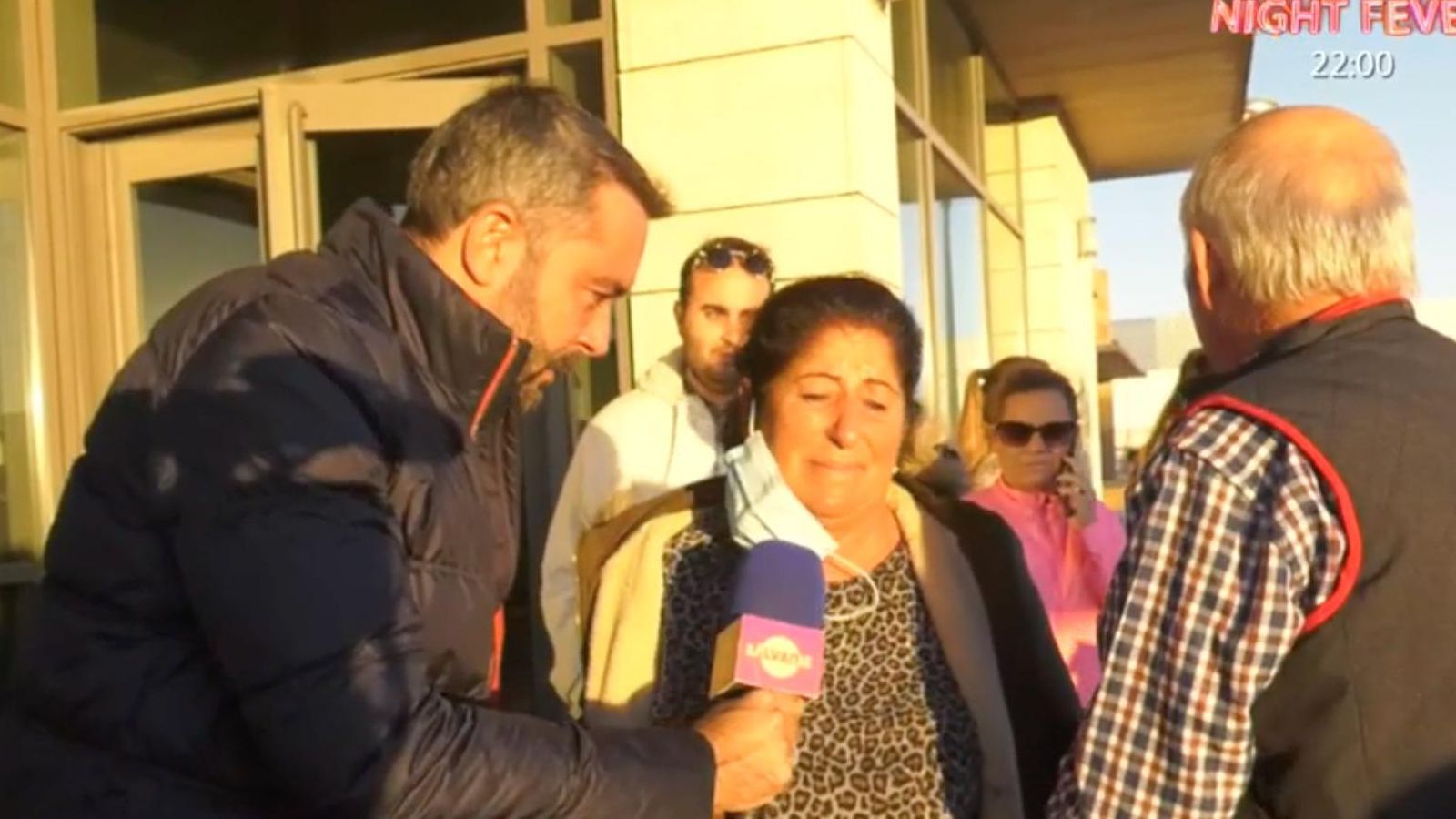 Magdalena a las puertas del tanatorio donde descansan los restos mortales de Bernardo Pantoja