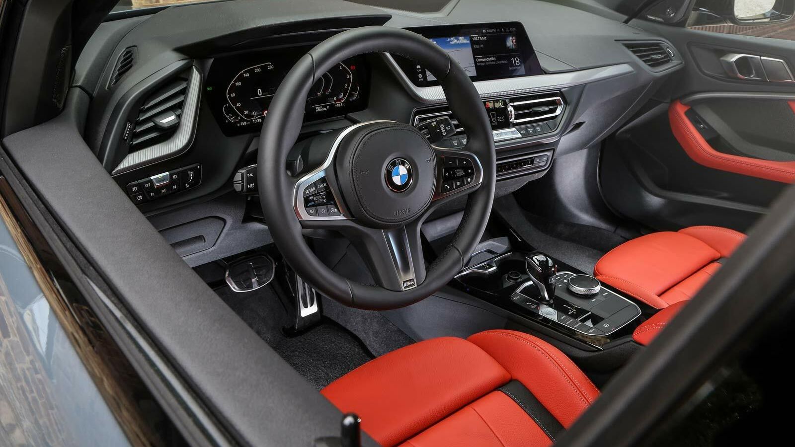 El cuadro de instrumentos es completamente digital.