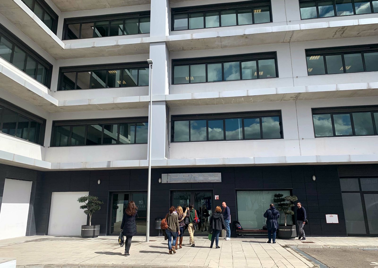 Trabajadores este martes durante el cambio de turno a las res de la tarde.