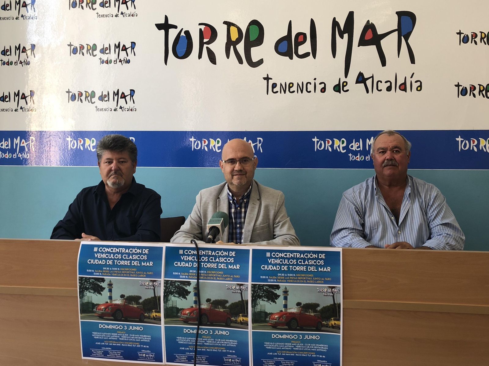 El teniente alcalde de Torre del Mar junto a los organizadores.