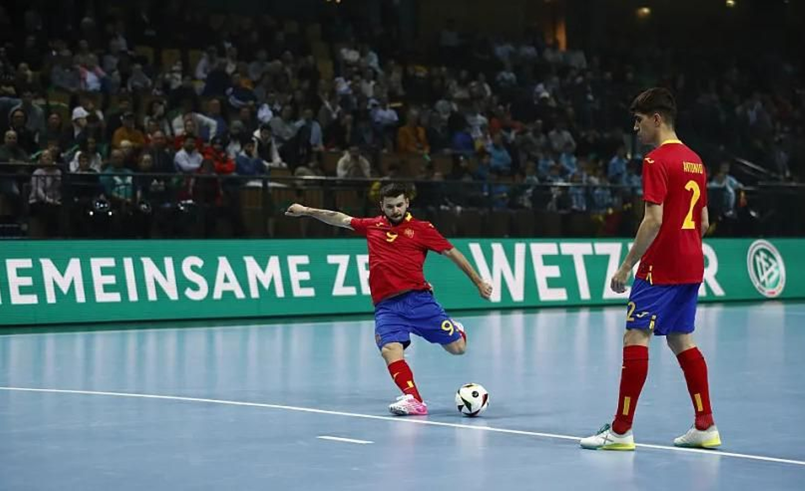 El almeriense se dispone a ejecutar una falta durante un encuentro con la selección española de fútbol sala.