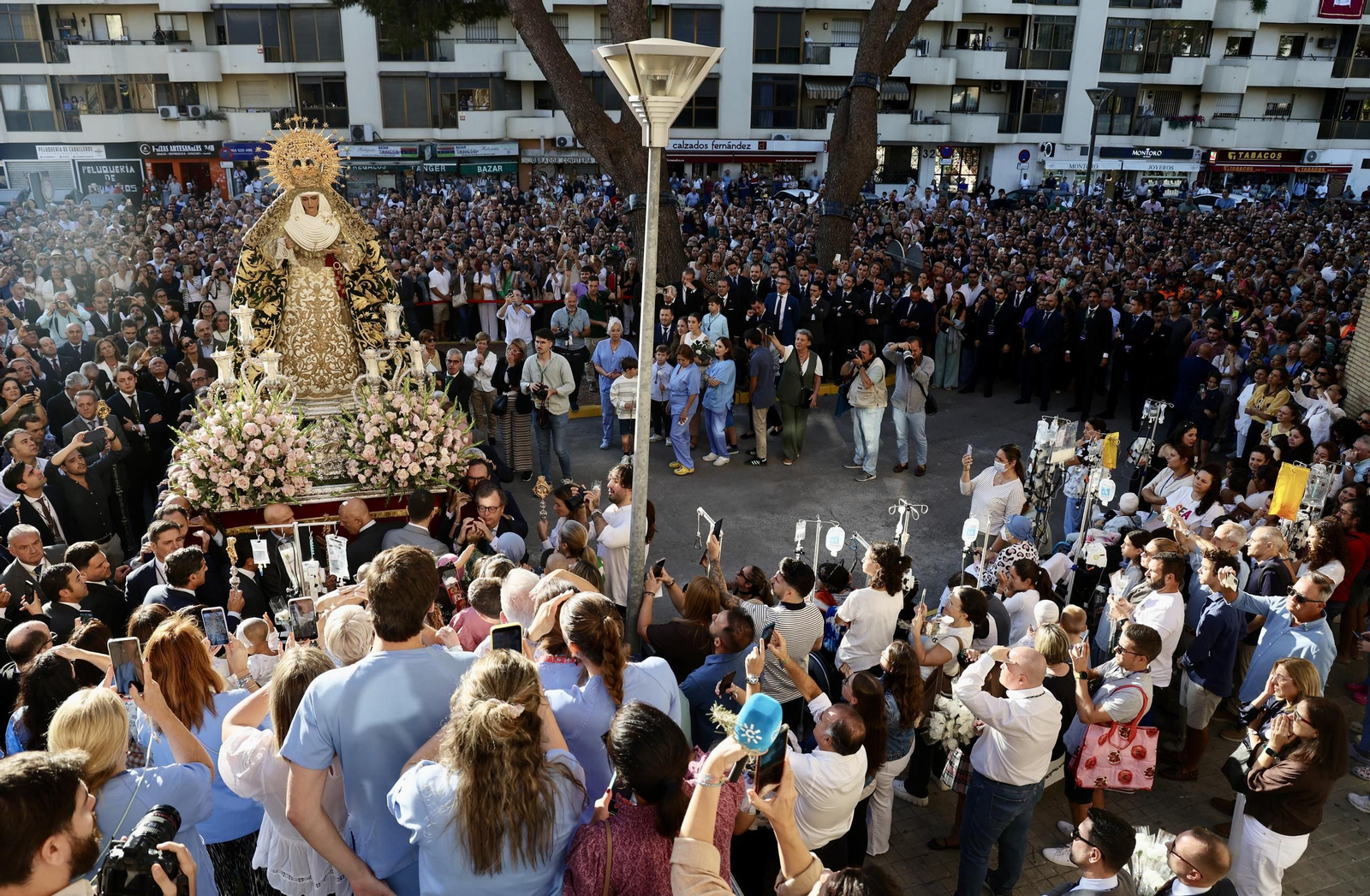 Regreso de la Esperanza de Triana a su paso por el Hospital Infantil del Virgen del Rocío