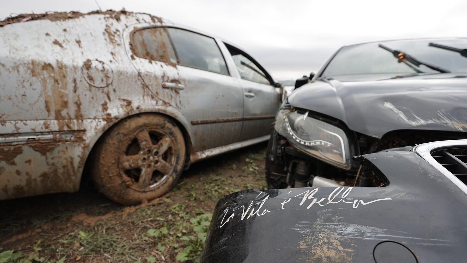 Vehículos apilados en Paiporta