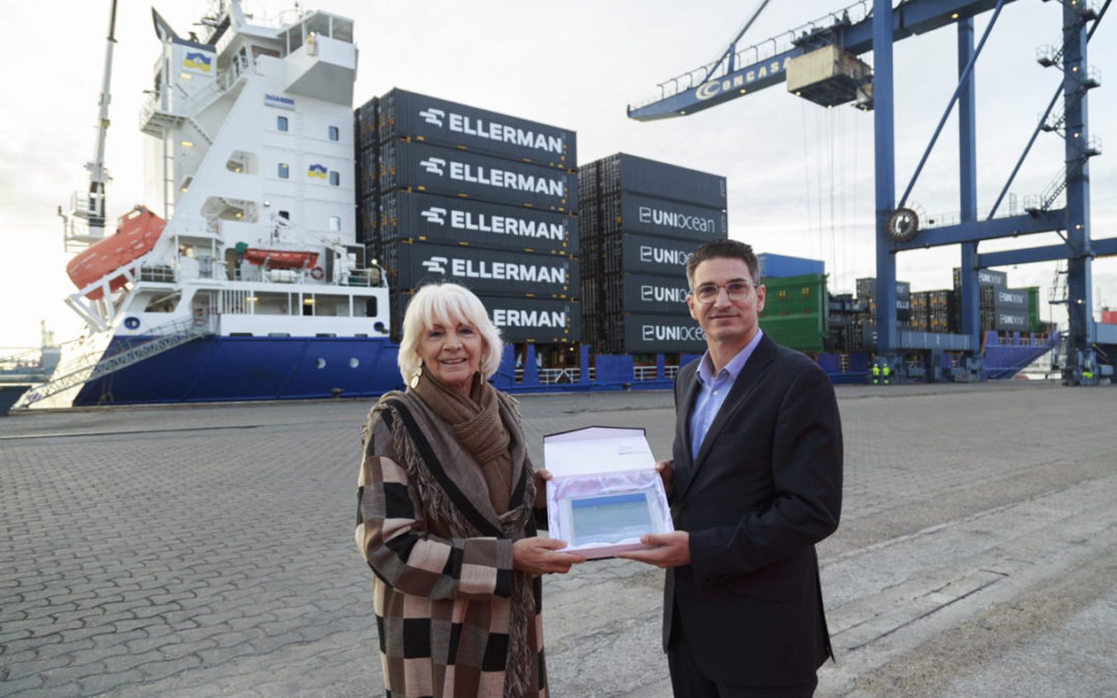 Momento de la entrega de la metopa conmemorativa.