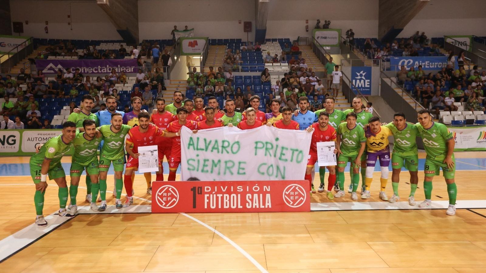 Los dos equipos posan con una pancarta en recuerdo a Álvaro Prieto.
