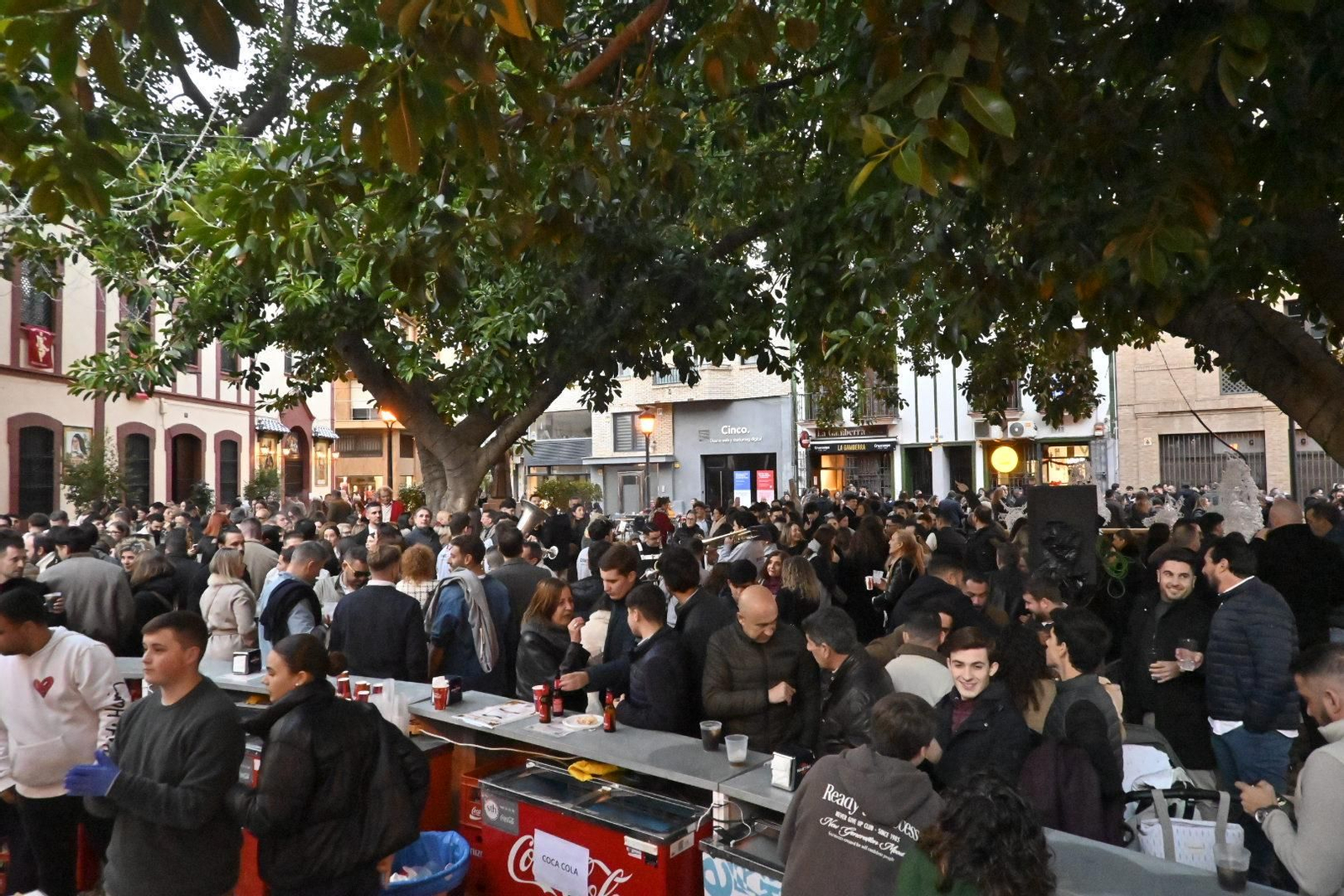 Las imágenes de la Zambomba de la Hermandad de la Esperanza en la Plaza Niña